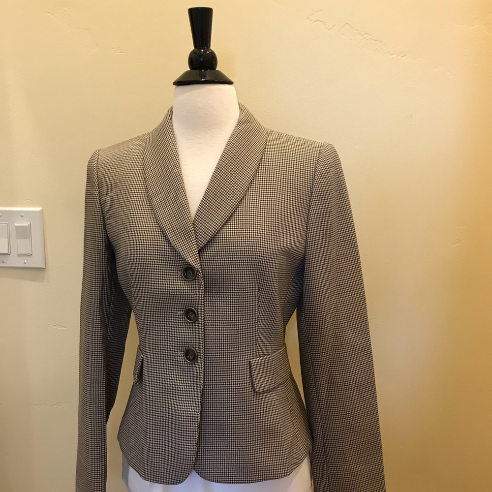 Women’s Tahari, tan and brown fitted Blazer size 4
